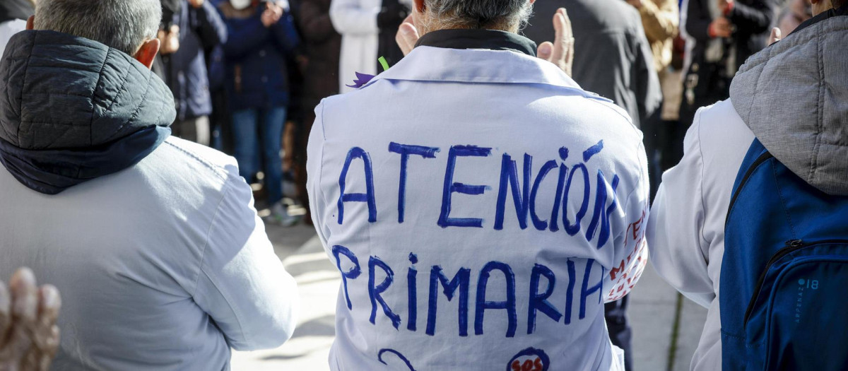 Concentración este domingo en Madrid en defensa de la sanidad pública bajo el lema "Por una atención primaria de calidad", convocada por el sindicato médico Amyts. En este acto de protesta intervienen médicos de familia y pediatras por la huelga de atención primaria madrileña
