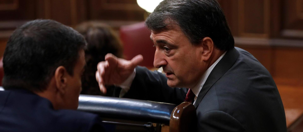El portavoz del PNV, Aitor Esteban, conversa con el presidente del Gobierno, Pedro Sánchez, en el Congreso