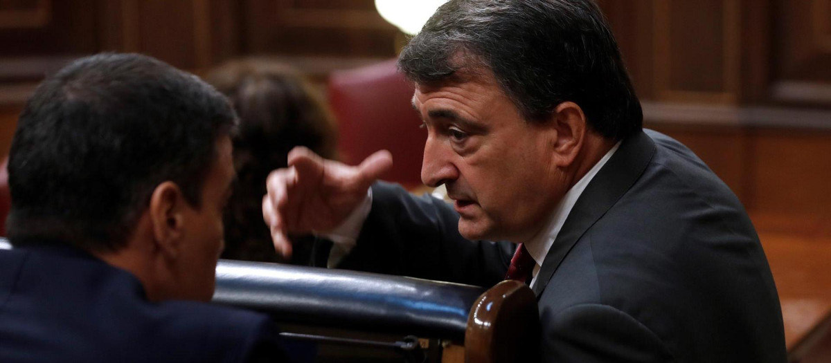El portavoz del PNV, Aitor Esteban, conversa con el presidente del Gobierno, Pedro Sánchez, en el Congreso