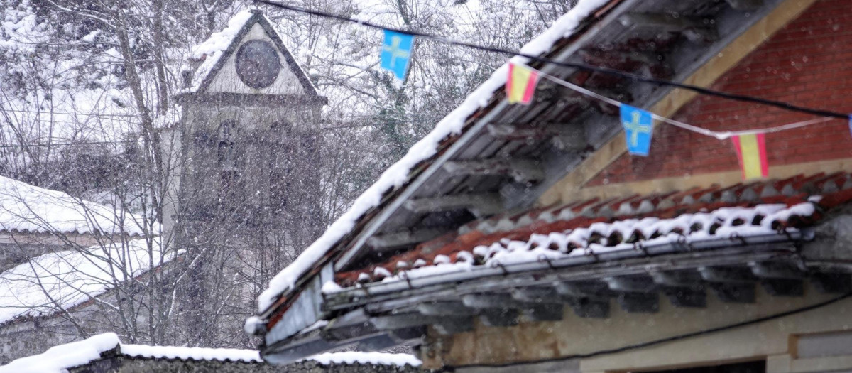 Varios tejados cubiertos de nieve, a 18 de enero de 2023, en San Juan de Beleño, Ponga, Asturias