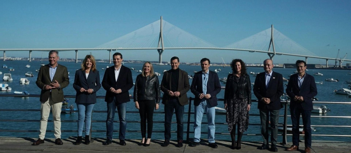 El presidente de la Junta de Andalucía, Juanma Moreno, junto a los candidatos del PP a las alcaldías de las ocho capitales andaluzas