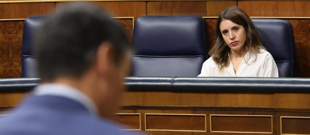 Irene Montero escucha una intervención de Pedro Sánchez, el 2 de noviembre en el Congreso