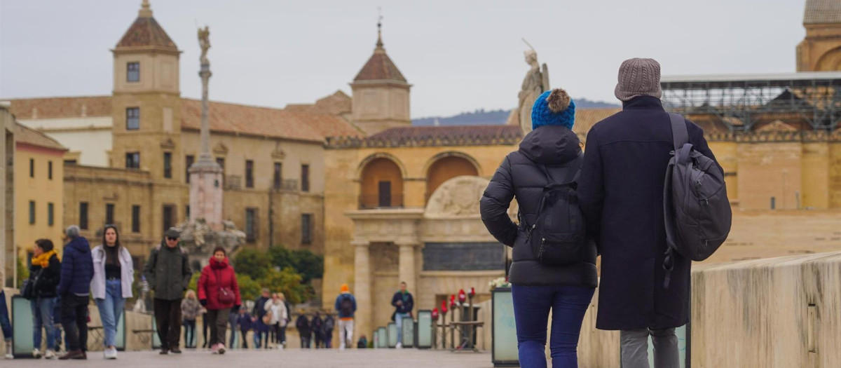 Transeúntes por el famoso puente de San Rafael de Córdoba
