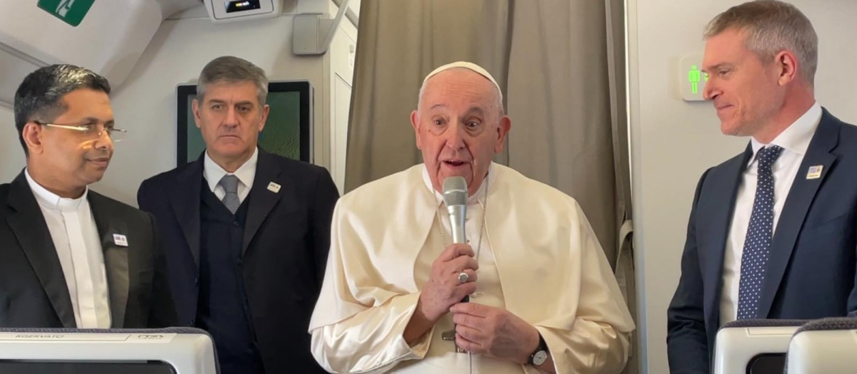 El Papa a bordo del avión al Congo