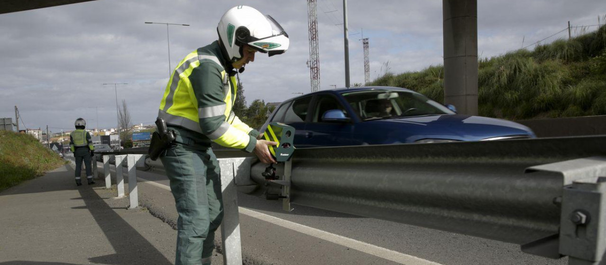 Un Guardia Civil fija un Velolaser a un quitamiedos