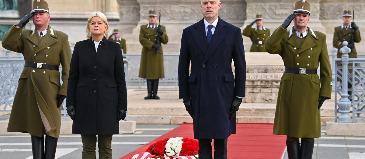 El ministro húngaro de Defensa, Kristof Szalay-Bobrovniczky (D), recibe a su homólogo austriaco, Klaudia Tanner