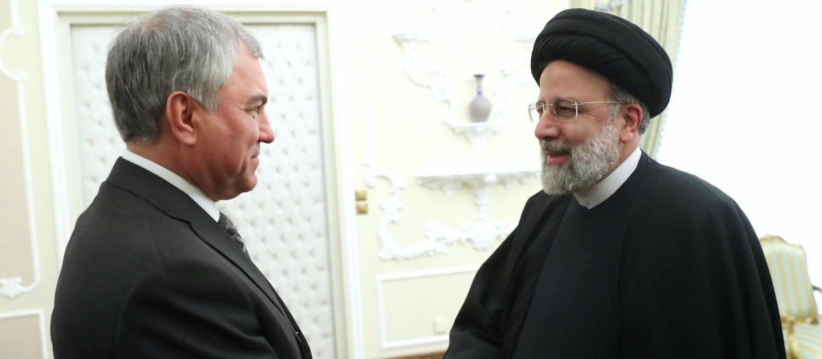 El presidente iraní Ebrahim Raisi (R) saludando al presidente de la Duma Estatal de la Federación Rusa Vyacheslav Volodin en Teherán, Irán