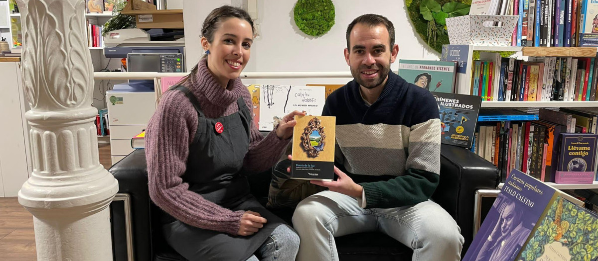 Pablo Ortiz y la ilustradora Andrea Reyes en la librería de esta "Ciento Volando", Malasaña