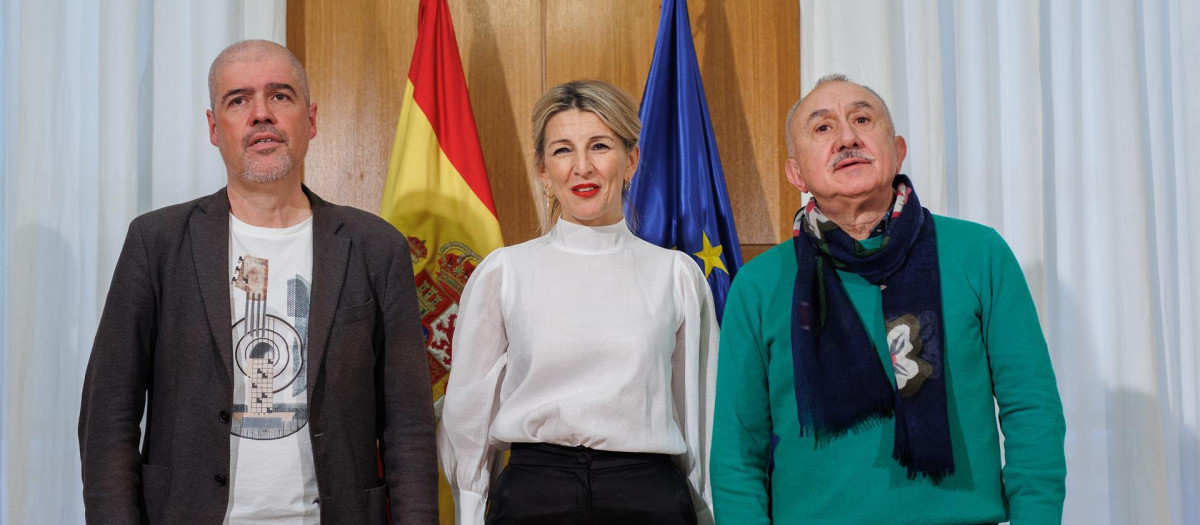La ministra Yolanda Díaz el día del cierre del SMI con los secretarios generales de UGT, Pepe Álvarez, y CCOO, Unai Sordo.