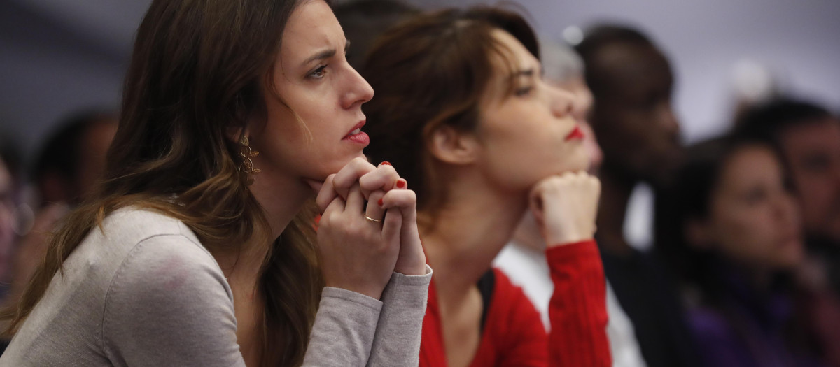 La ministra de Igualdad, Irene Montero, y la portavoz de Unidas Podemos en la Asamblea de Madrid, Isa Serra