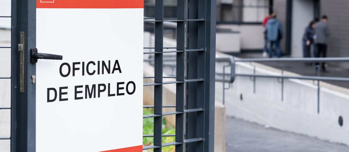 Entrada de una oficina de empleo.