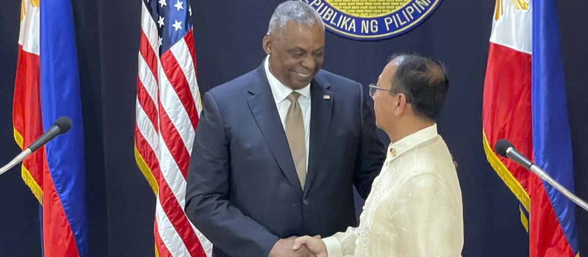 El secretario de Defensa de EE.UU., Lloyd Austin (Iz), le da la mano a su homólogo filipino, Carlito Galvez Jr