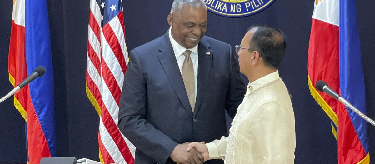 El secretario de Defensa de EE.UU., Lloyd Austin (Iz), le da la mano a su homólogo filipino, Carlito Galvez Jr