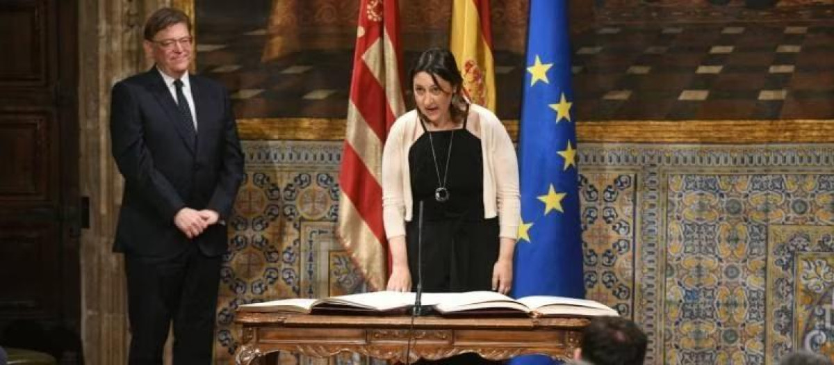 El presidente de la Comunidad Valenciana, Ximo Puig, junto a Rosa Pérez Garijo, en su toma de posesión como consejera de Transparencia.