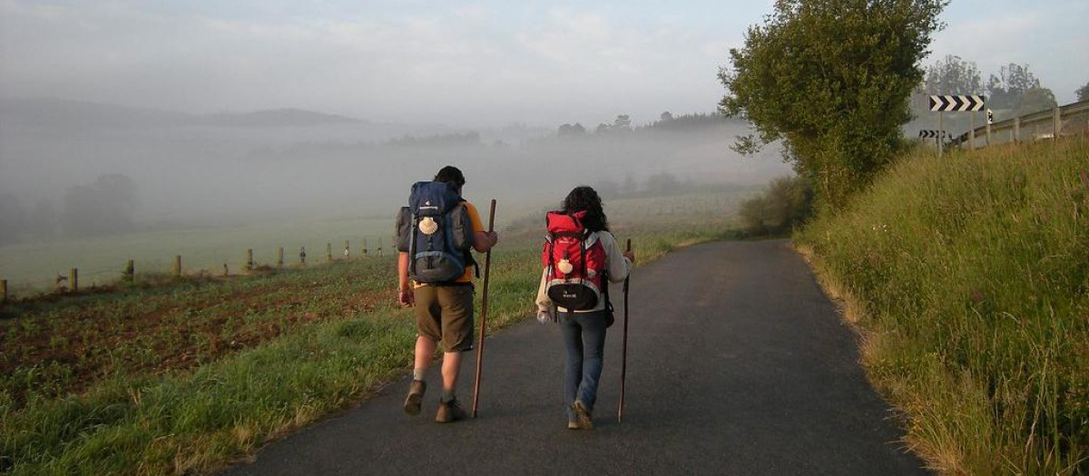 Dos peregrinos en el Camino de Santiago