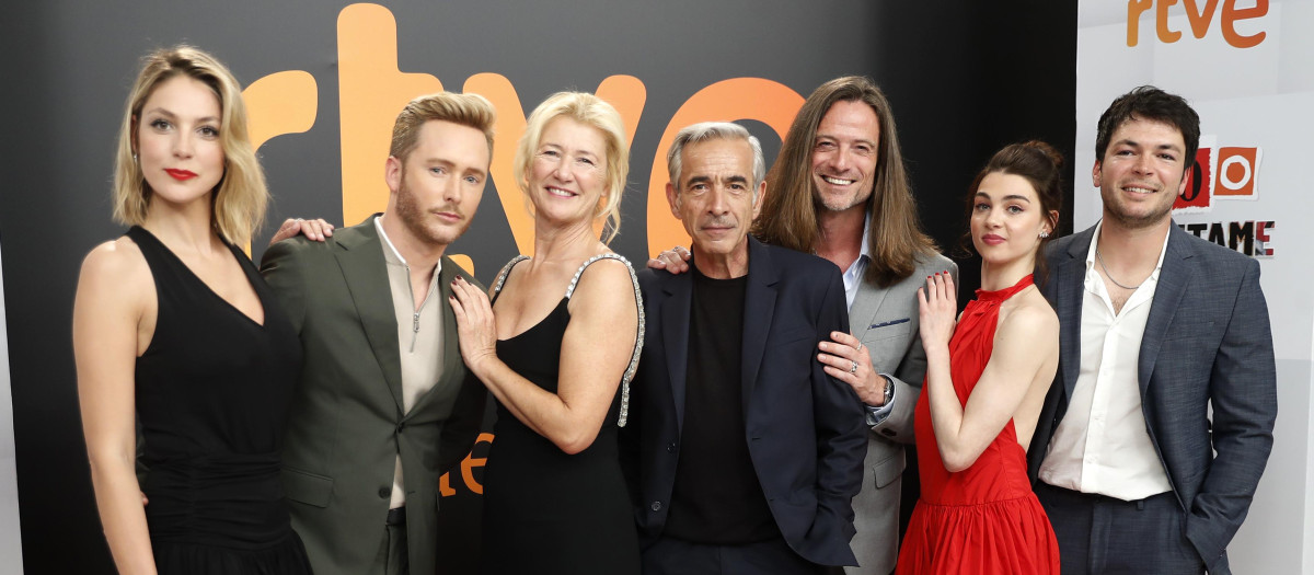 Ana Duato, Imanol Arias y algunos de lo protagonistas de Cuéntame
