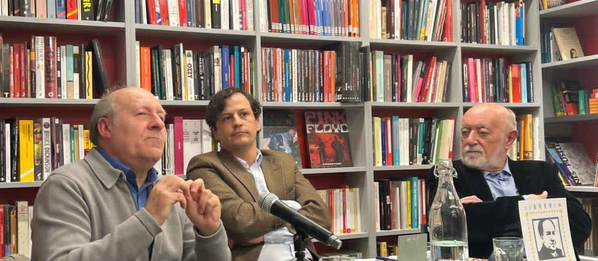 Álvaro Cortina, en el centro, junto al catedrática José Luis Villacañas, izquierda, y Carlos García Gual, de la RAE, en la presentación de 'El Espejo y el Oráculo'