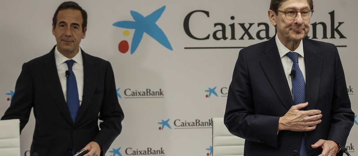 El consejero delegado de CaixaBank, Gonzalo Gortázar (i) y el presidente de la entidad, José Ignacio Goirigolzarri (d)
