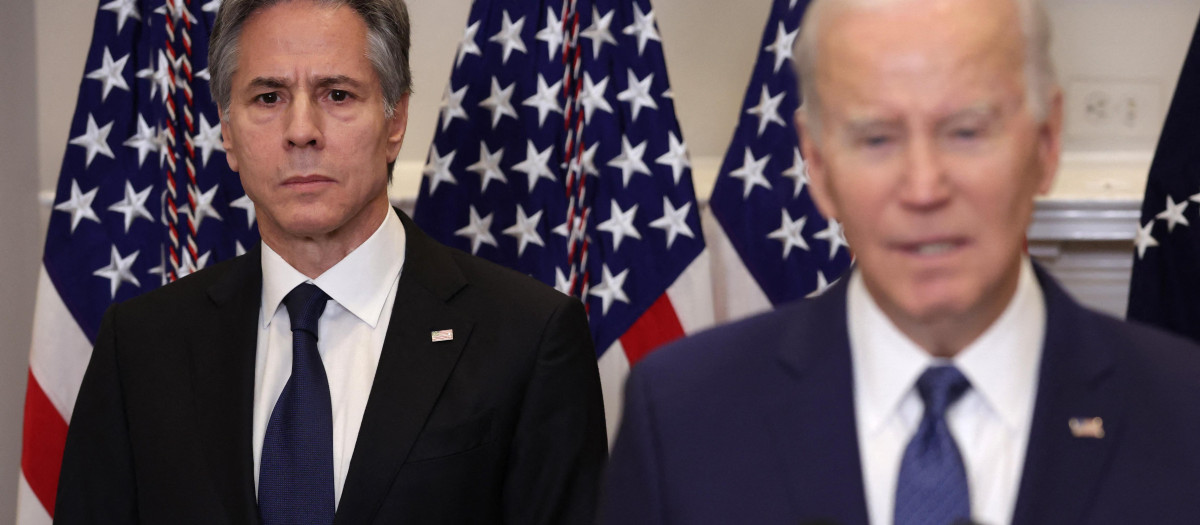 El secretario de Estado de EE.UU., Antony Blinken (Iz) y el presidente Joe Biden