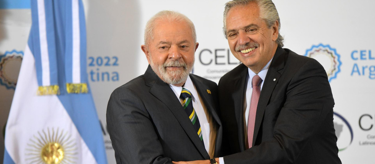Los presidentes de Brasil y Argentina, Luiz Inácio Lula da Silva (iz) y Alberto Fernández, durante la VII Cumbre de la Celac