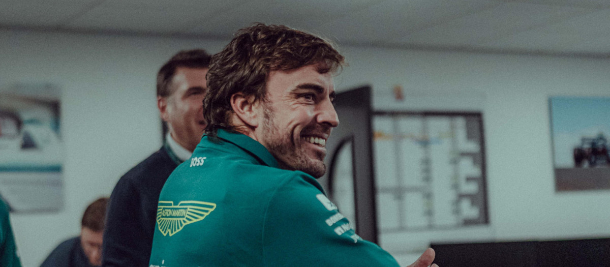 Fernando Alonso en la fábrica de Aston Martin