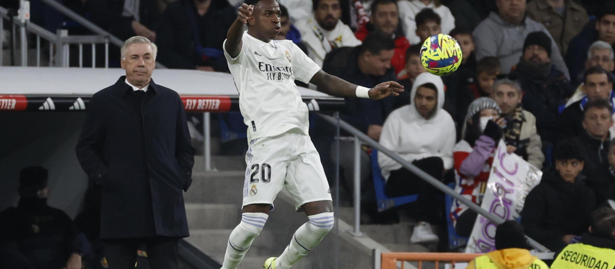Vinicius controla un balón ante la atenta mirada de Carlo Ancelotti