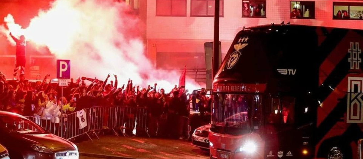 Los ultras del Benfica, en un recibimiento al bus del equipo