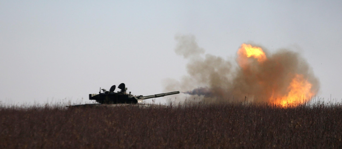 Un tanque ucraniano dispara hacia una posición rusa cerca de la ciudad de Bajmut