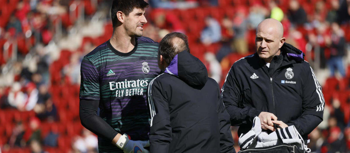 Thibaut Courtois ha sufrido una molestia física en el calentamiento previo al partido en Mallorca
