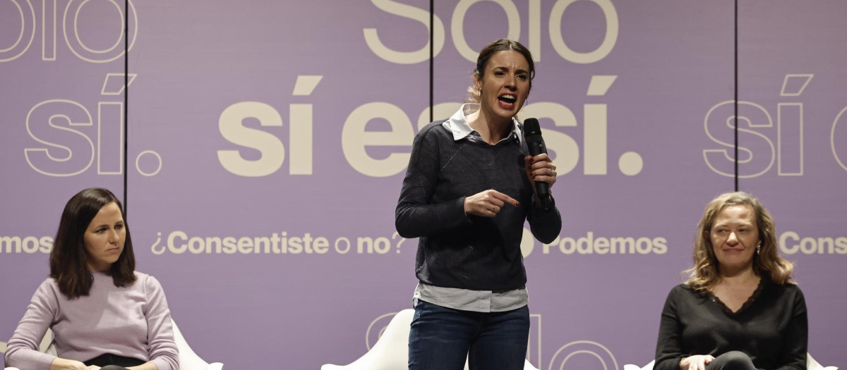Las ministras de Igualdad, Irene Montero (c), y de Derechos Sociales, Ione Belarra (i), participan junto a la La delegada del Gobierno Contra la Violencia de Género, Victoria Rosell (d), en el acto "¿Consentiste o no? Solo sí es sí", organizado por Podemos en medio del debate sobre la reforma de la ley que mantienen con el PSOE. EFE/ Sergio Perez