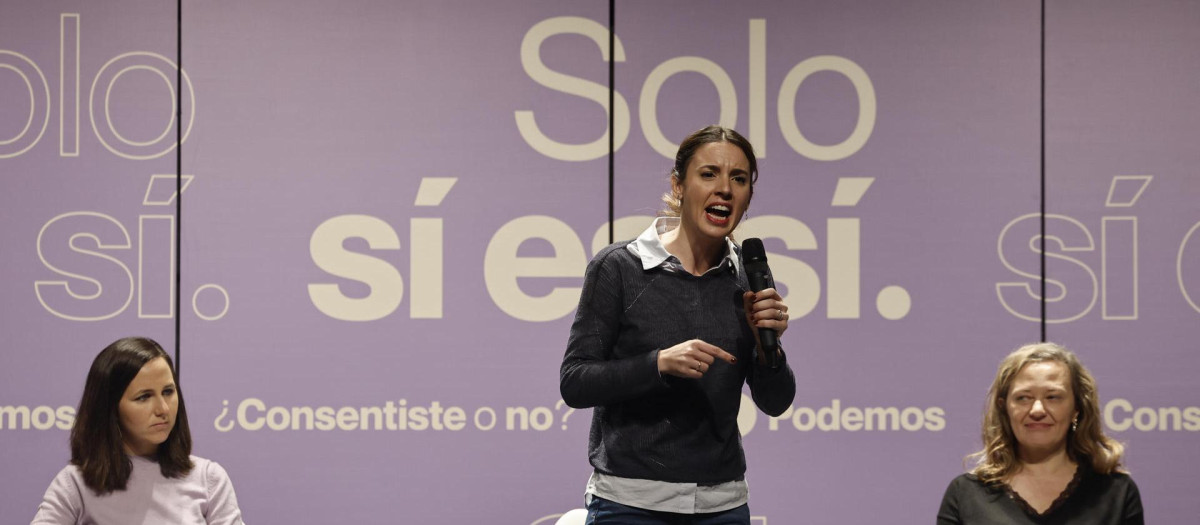 Las ministras de Igualdad, Irene Montero (c), y de Derechos Sociales, Ione Belarra (i), participan junto a la La delegada del Gobierno Contra la Violencia de Género, Victoria Rosell (d), en el acto "¿Consentiste o no? Solo sí es sí", organizado por Podemos en medio del debate sobre la reforma de la ley que mantienen con el PSOE. EFE/ Sergio Perez