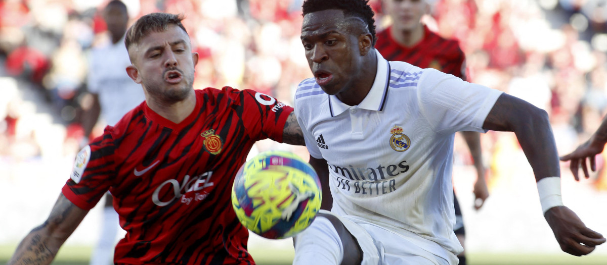 Vinicius y Maffeo durante un momento del partido entre el Mallorca y el Real Madrid