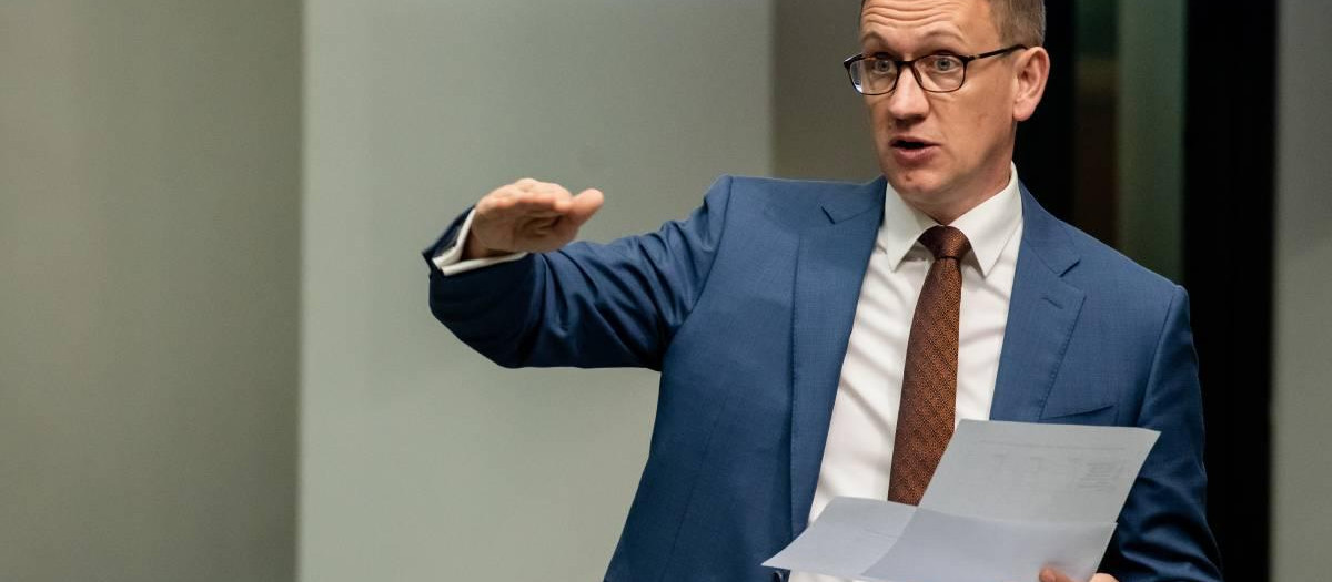 Julian Hill durante su discurso en el parlamento australiano