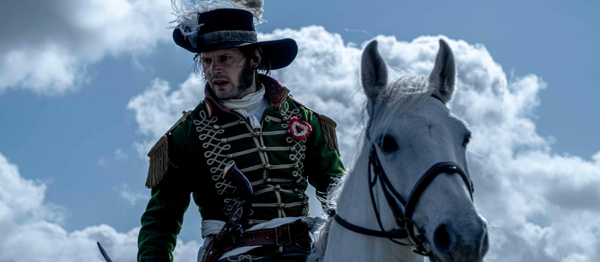 El actor Hugo Becker en el papel de Charette, 'Vencer o morir' (2023)