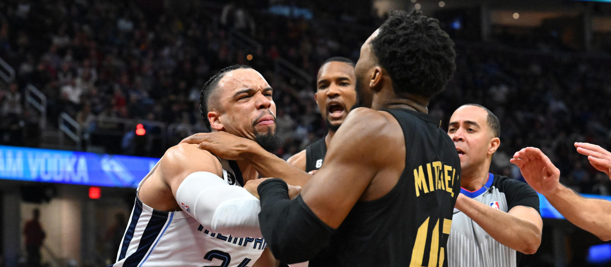 Dillon Brooks y Donovan Mitchell peleándose en el último partido entre Cavaliers y Grizzlies