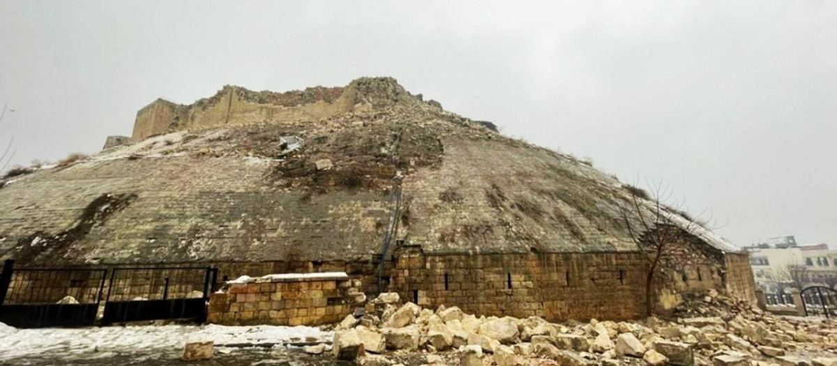El castillo de la ciudad de Gaziantep, al sur de Turquía, completamente destruido tras el colapso que provocó el terremoto