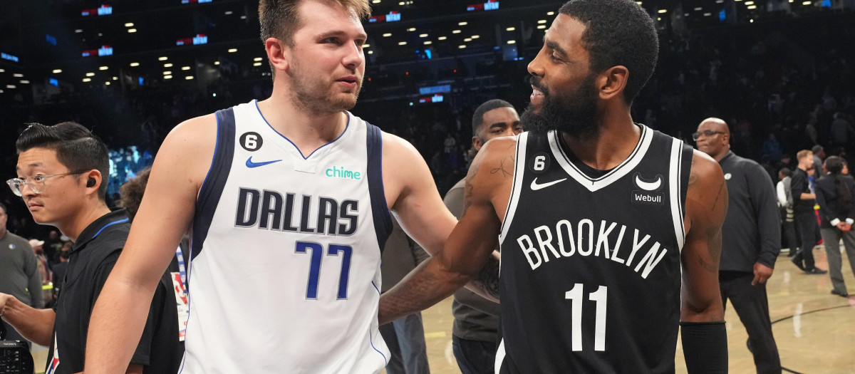 Luka Doncic y Kyrie Irving se saludan tras un partido