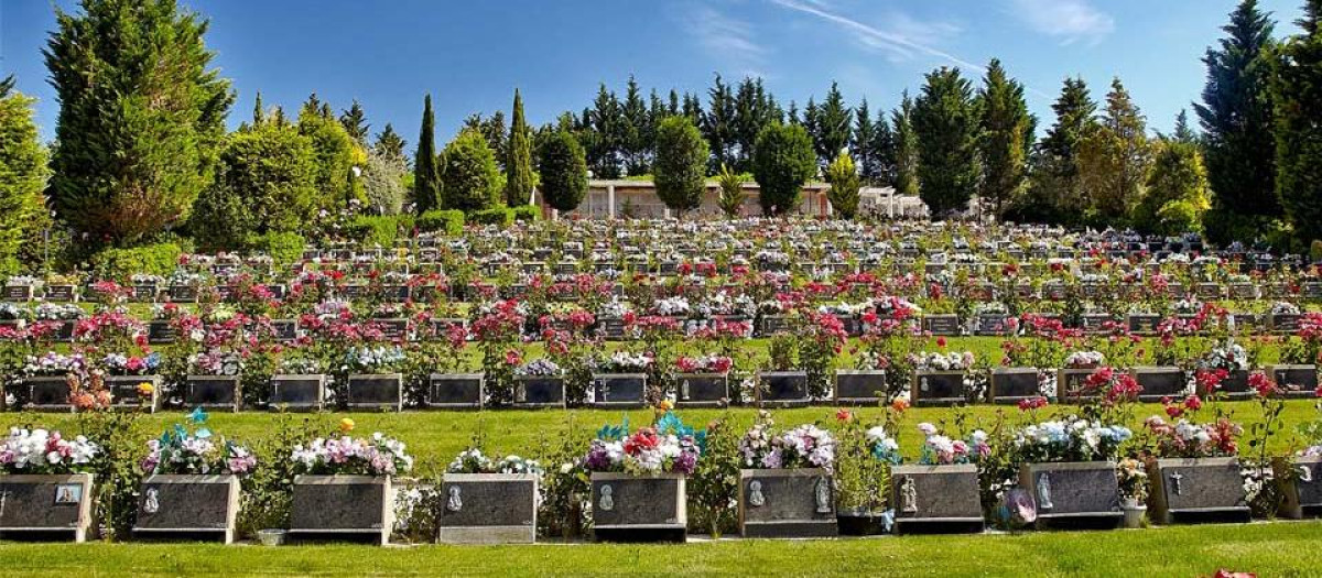 Varios nichos en uno de los cementerios gestionados por la empresa acusada de revender ataúdes