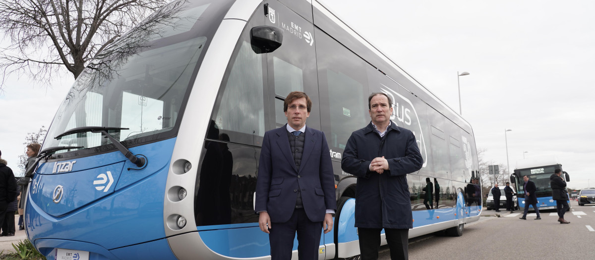 Almeida y Carabante posan con el Bus Rapid