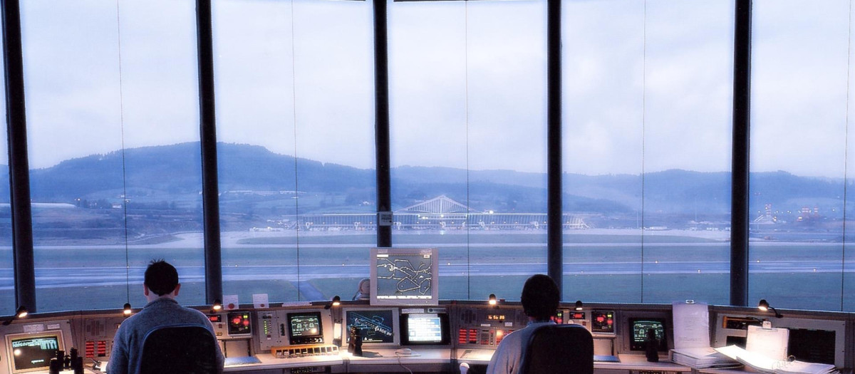Torre de control del aeropuerto de Bilbao.
