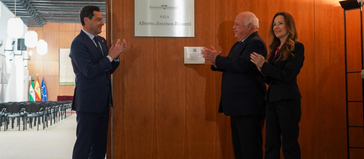 El presidente de la Junta de Andalucía, Juanma Moreno, junto con el presidente del Parlamento, Jesús Aguirre, y la hermana de Alberto, Teresa Jiménez-Becerril, descubre la placa
