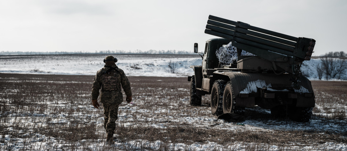 Un militar ucraniano de la unidad de artillería de la 80.ª Brigada de Asalto Aéreo camina cerca de Bajmut