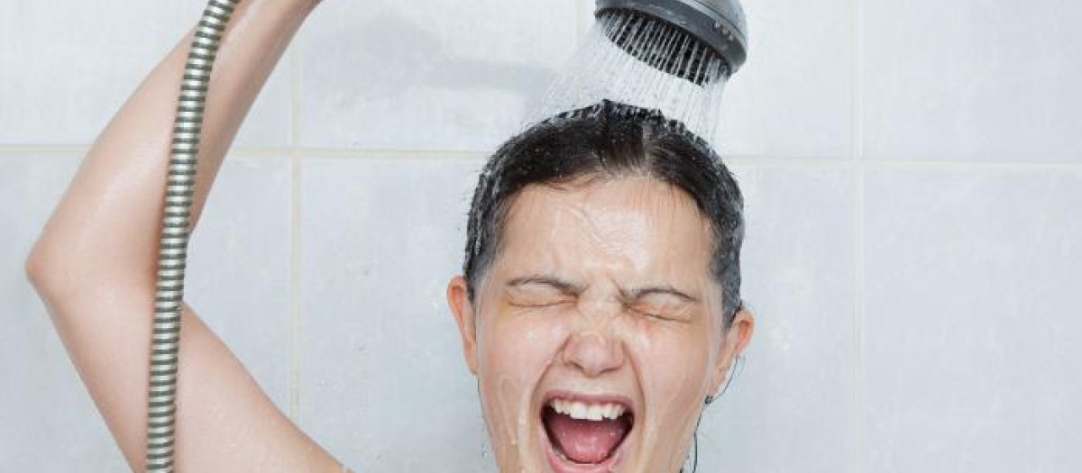 Ducharse con agua fría tiene múltiples beneficios