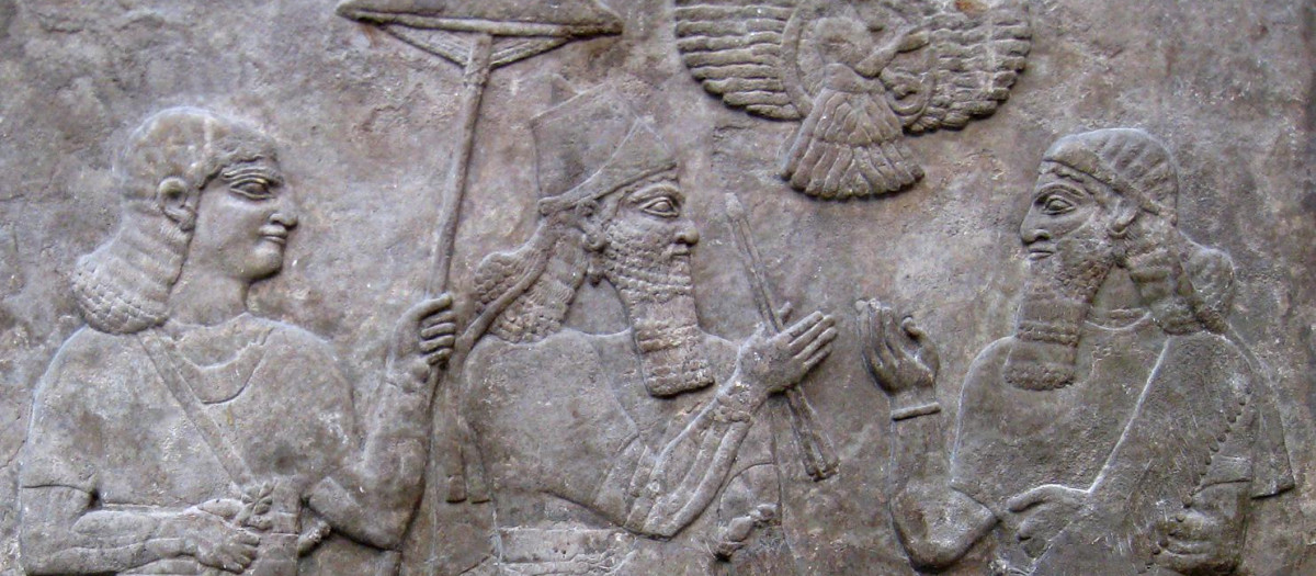 Asurnasirpal II rodeado de dos sirvientes; relieve del palacio de Nimrud, actualmente en poder del Museo Británico (Londres)