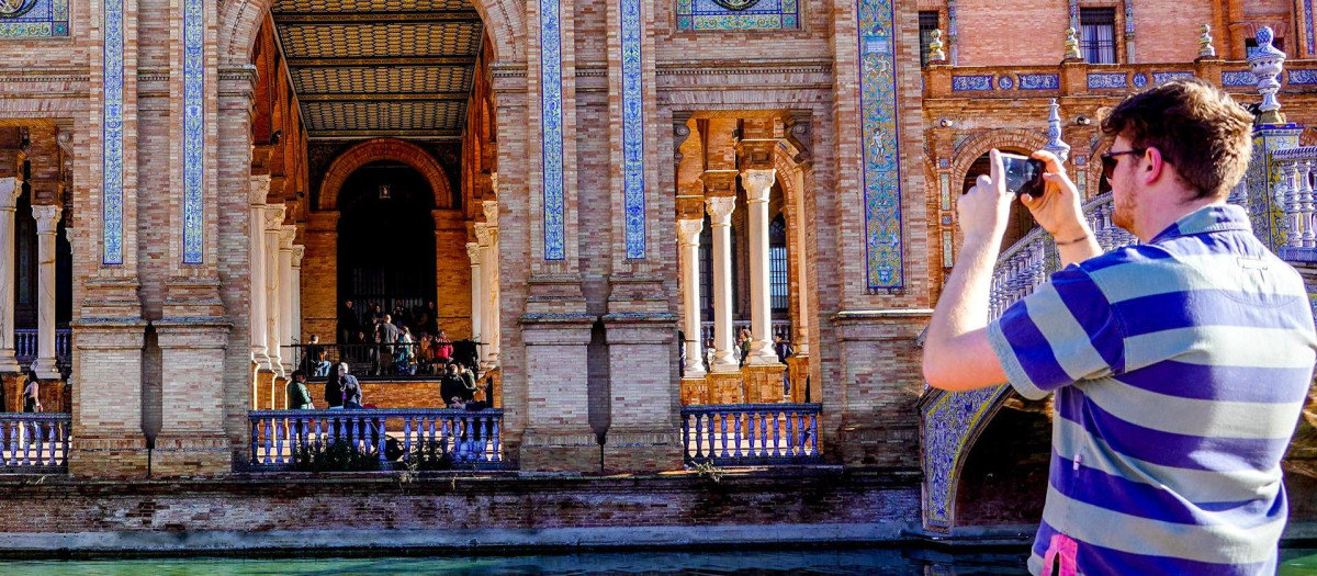 Un turista en la Plaza de España de Sevilla
