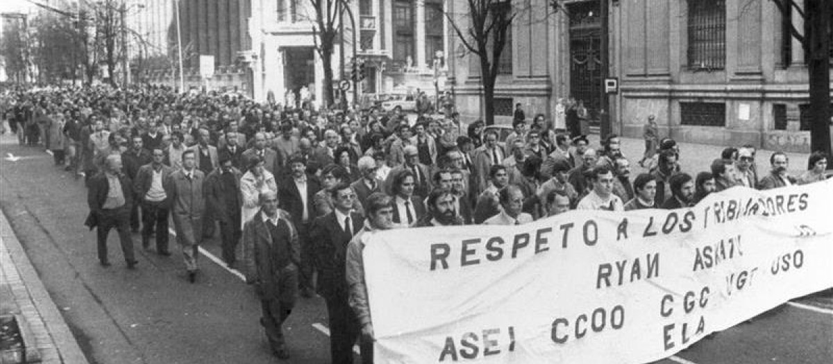 Manifestación que pedía la libertad del ingeniero Ryan. Su asesinato provocó la huelga general del 9 de febrero