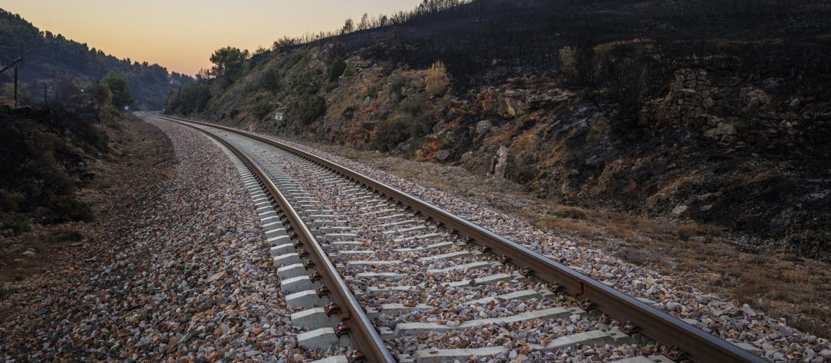 Vista de la vía de tren a la altura de Barracas (Castellón), con los alrededores quemados por el incendio forestal