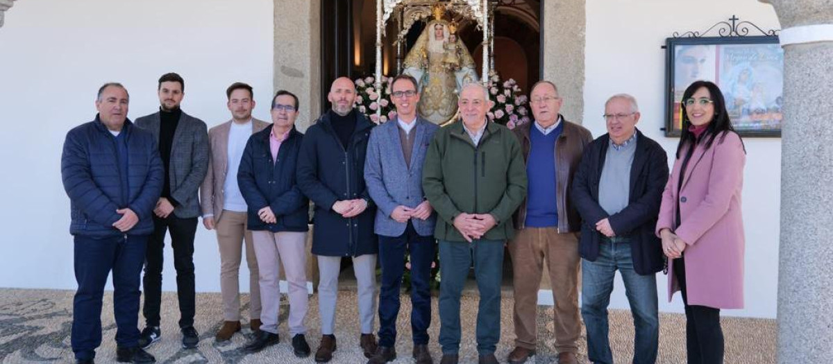 El alcalde, junto otros asistentes, ante el santuario de la Jara