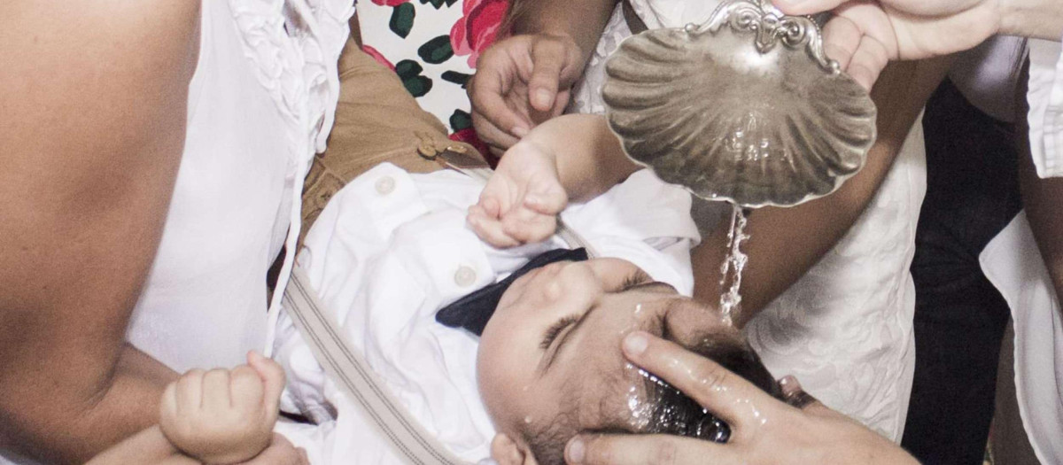 La figura del padrino o madrina debe ser un modelo de fe