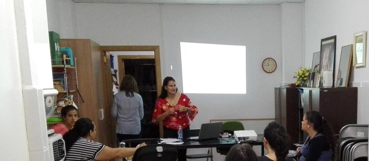 Una de las charlas en el centro de Provida en Castellón.